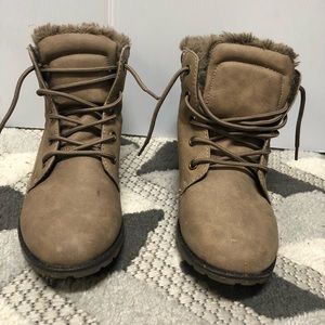 Womens winter boots sporto.Size 6